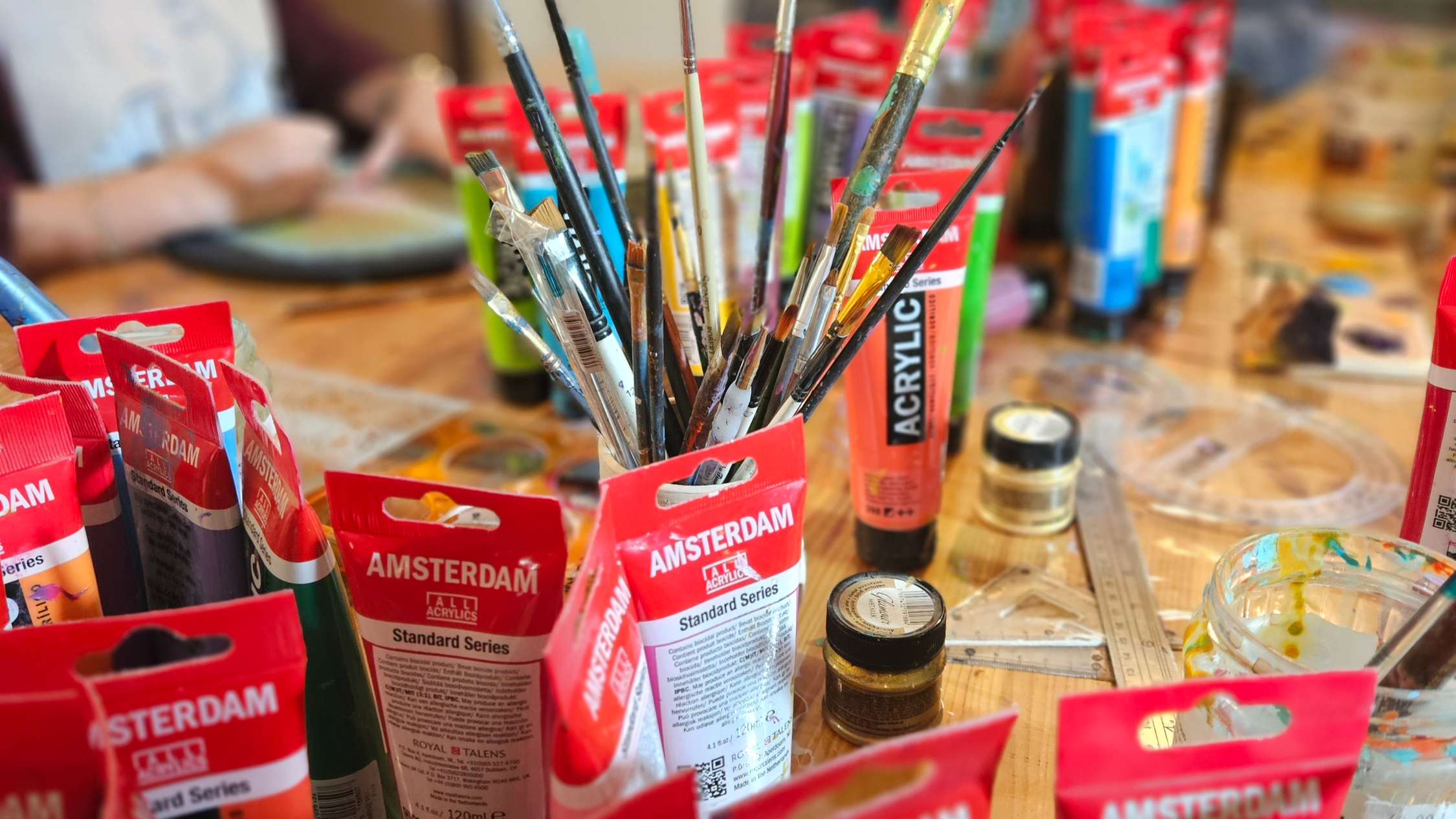 כלים בסדנא ליצירת מנדלה